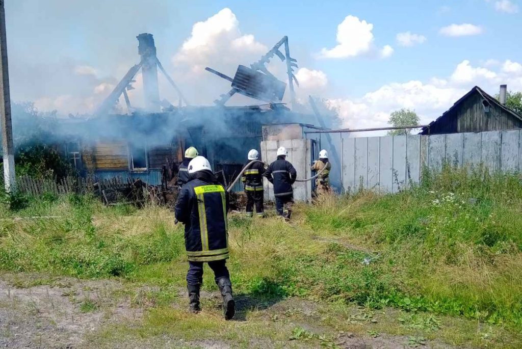 «Зайнялась приватна садиба»: в Дорошівці сьогодні гасили пожежу в приватному домоволодінні