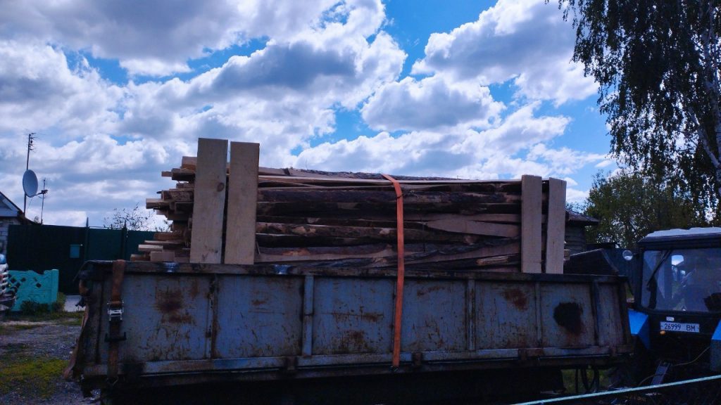 «Ціни високі, а привозять мало»:  ямпільчани не можуть запастись дровами на зиму