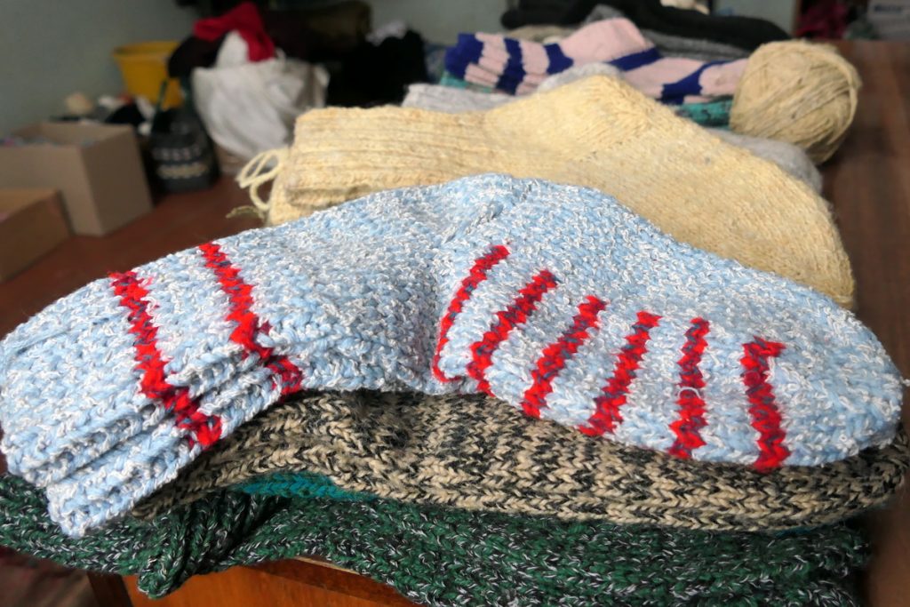 «З натуральної шерсті»: в Паліївці волонтери в’яжуть шкарпетки для військових