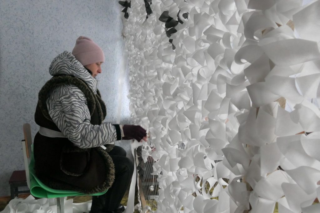 «Виготовили понад п’ятдесят маскувальних сіток»: жителі Орлівки допомагають Збройним Силам України